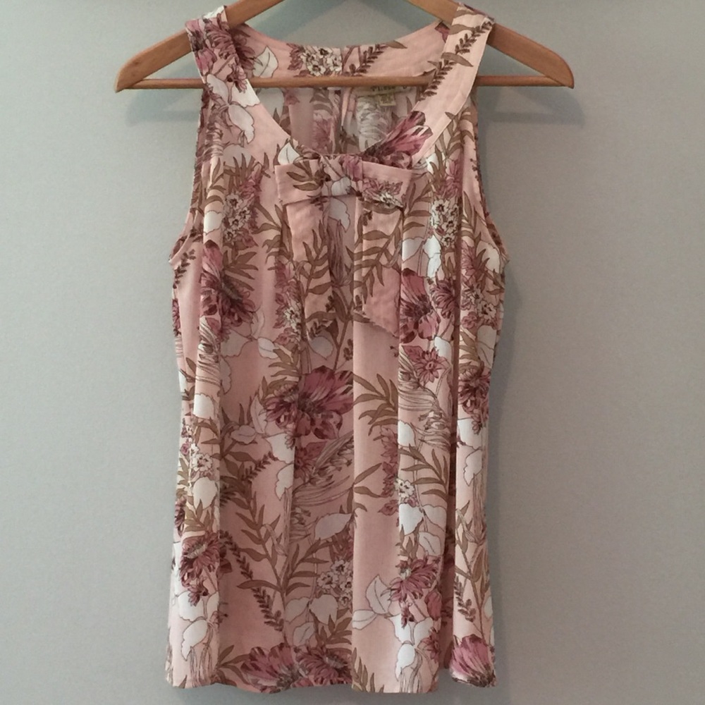 Plisse romantic floral top, EUC, M